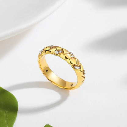 100% Real 18k Gold Wedding Ring for Women featuring a certified moissanite diamond known for its exceptional brilliance and durability