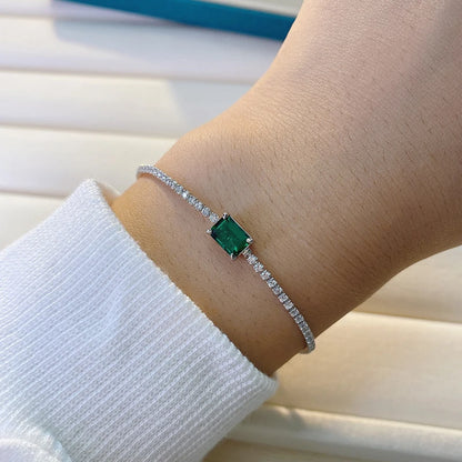 Inlaid with lab-grown emeralds, this vintage tennis bracelet is crafted from 925 sterling silver and finished with white gold plating. Available in 6.7-inch and 7.5-inch sizes