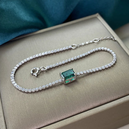 Inlaid with lab-grown emeralds, this vintage tennis bracelet is crafted from 925 sterling silver and finished with white gold plating. Available in 6.7-inch and 7.5-inch sizes