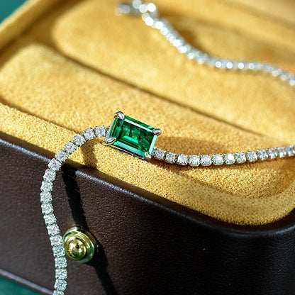 Inlaid with lab-grown emeralds, this vintage tennis bracelet is crafted from 925 sterling silver and finished with white gold plating. Available in 6.7-inch and 7.5-inch sizes