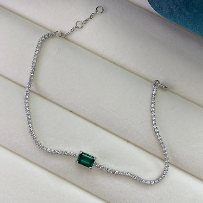 Inlaid with lab-grown emeralds, this vintage tennis bracelet is crafted from 925 sterling silver and finished with white gold plating. Available in 6.7-inch and 7.5-inch sizes